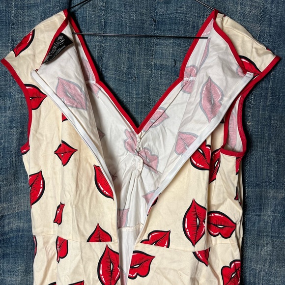 Cute & Kitschy Lip Print Dress 1X - Picture 7 of 7
